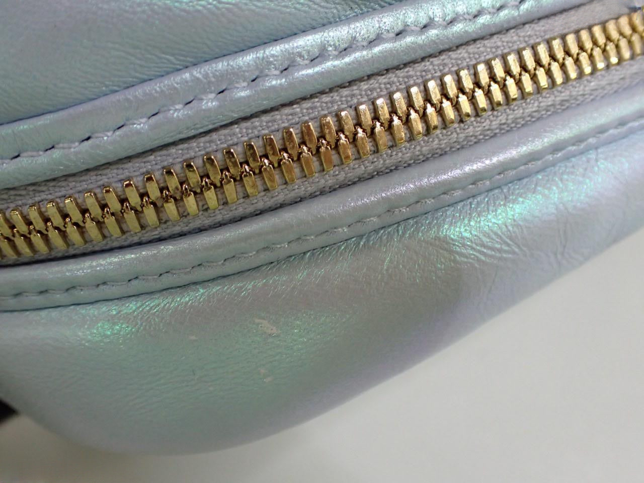 Bolso de hombro pequeño GG Marmont con cadena Gucci Iridescent Nappa Chevron Matelasse, color azul claro nieve iridiscente