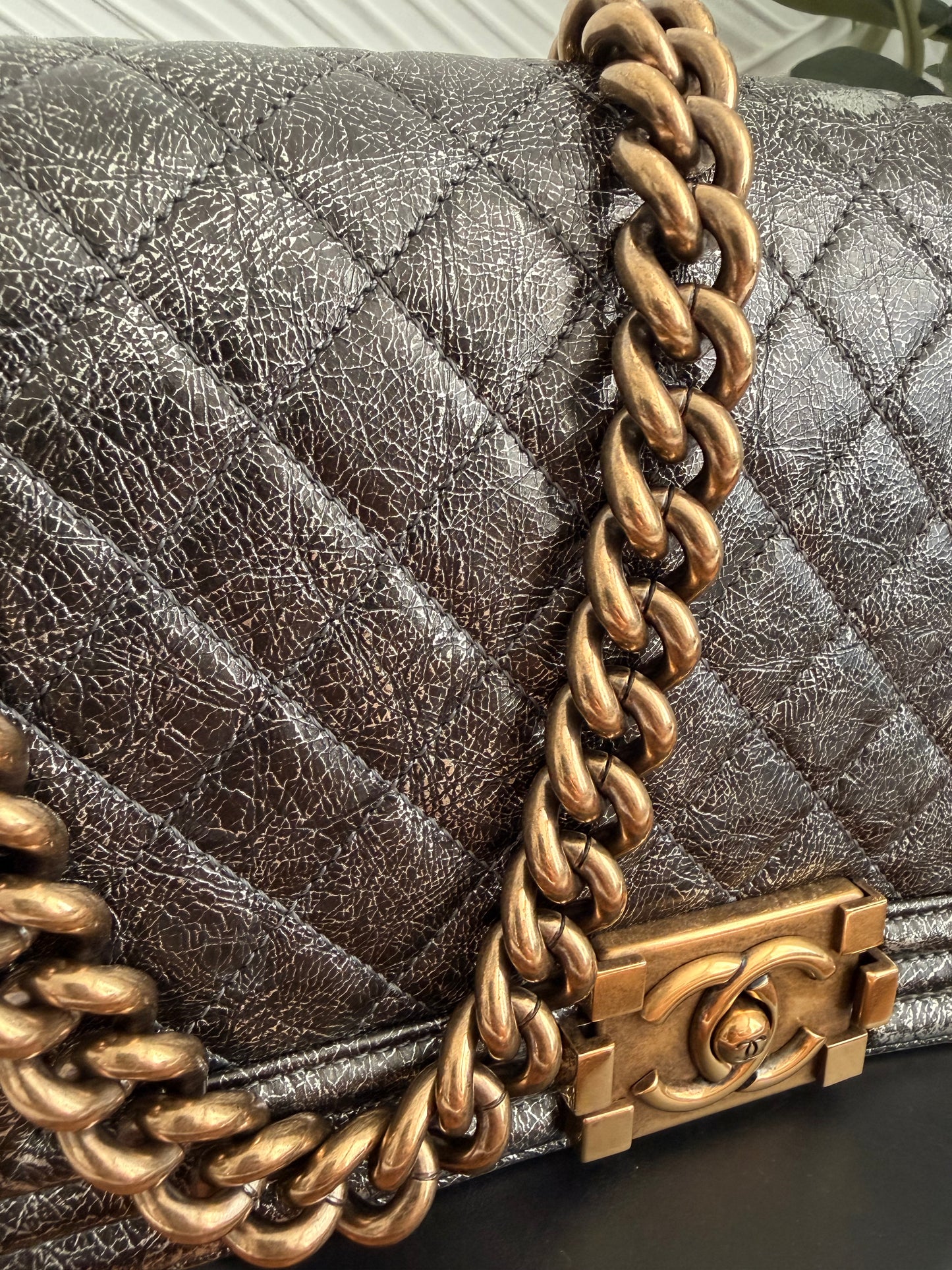 Bolso Chanel Boy de piel de becerro metalizada agrietada y acolchada