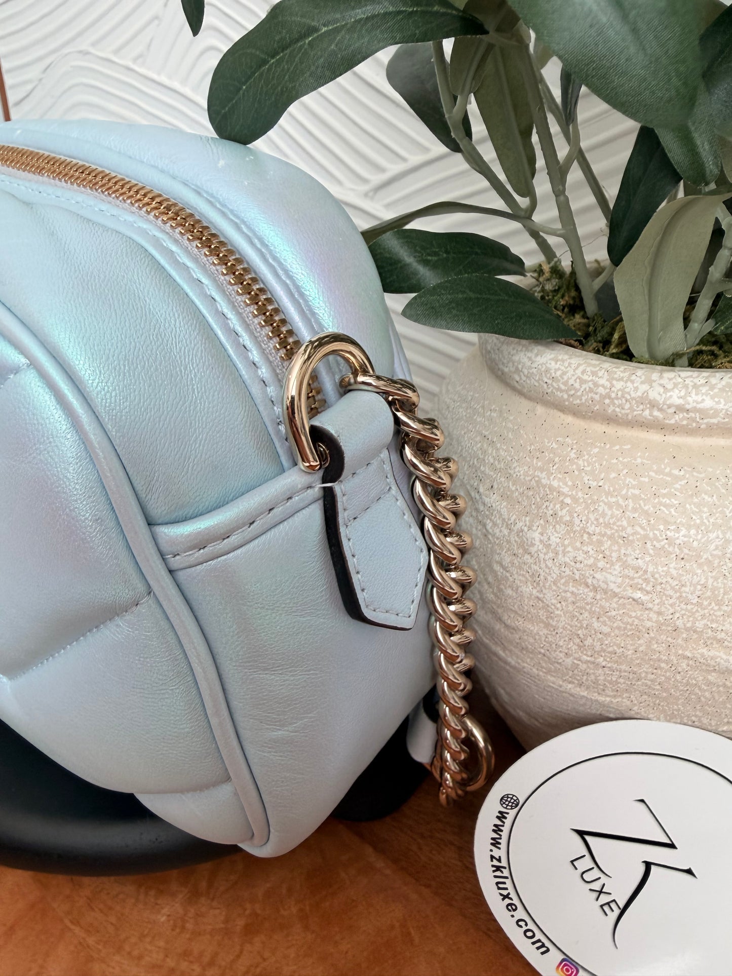 Bolso de hombro pequeño GG Marmont con cadena Gucci Iridescent Nappa Chevron Matelasse, color azul claro nieve iridiscente