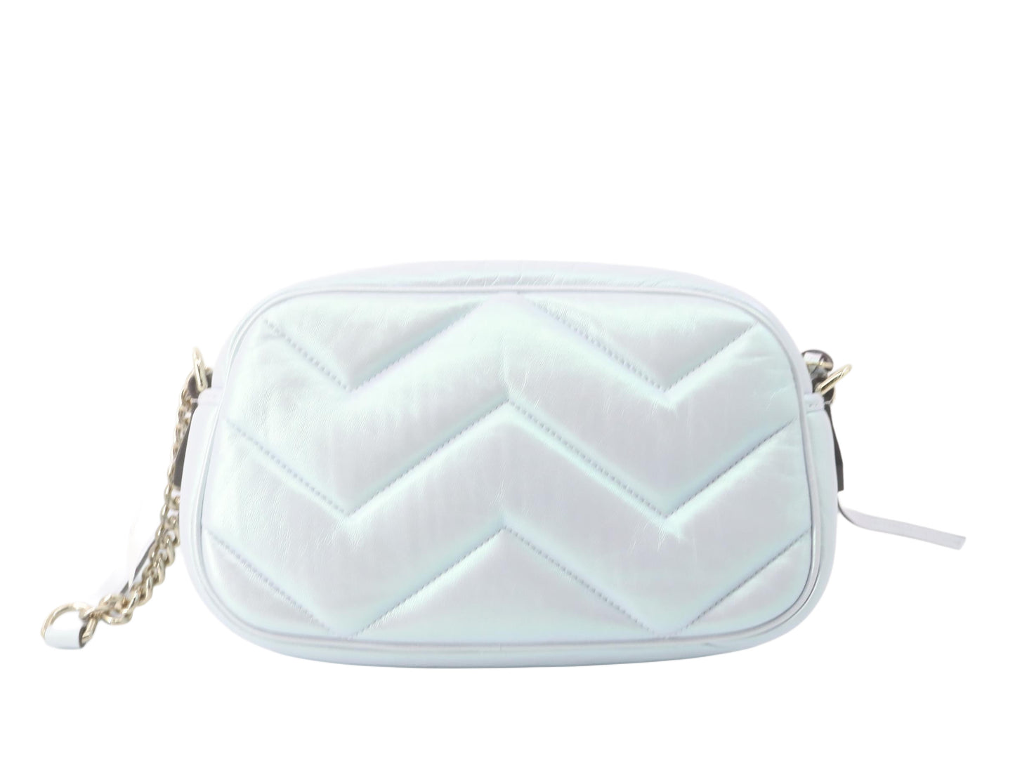 Bolso de hombro pequeño GG Marmont con cadena Gucci Iridescent Nappa Chevron Matelasse, color azul claro nieve iridiscente