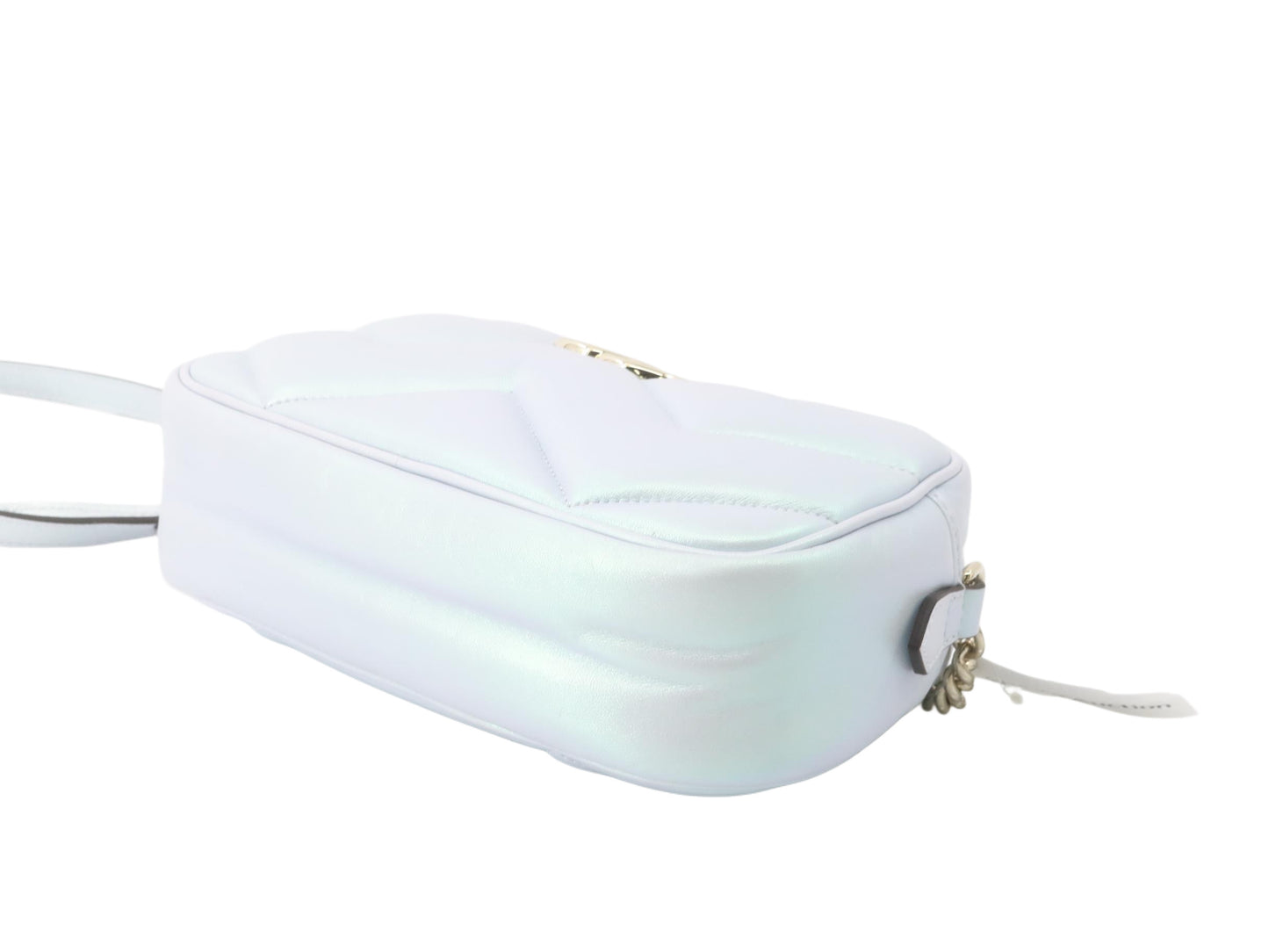 Bolso de hombro pequeño GG Marmont con cadena Gucci Iridescent Nappa Chevron Matelasse, color azul claro nieve iridiscente