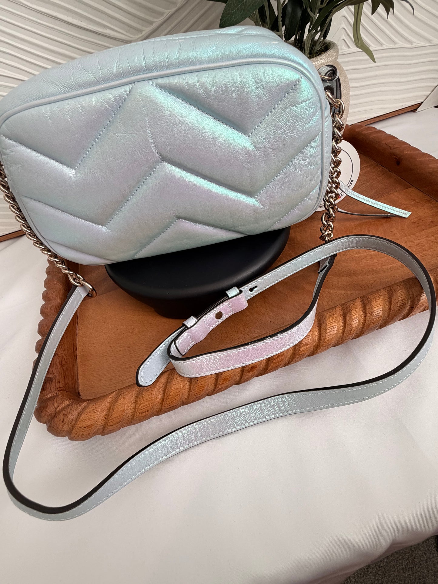 Bolso de hombro pequeño GG Marmont con cadena Gucci Iridescent Nappa Chevron Matelasse, color azul claro nieve iridiscente