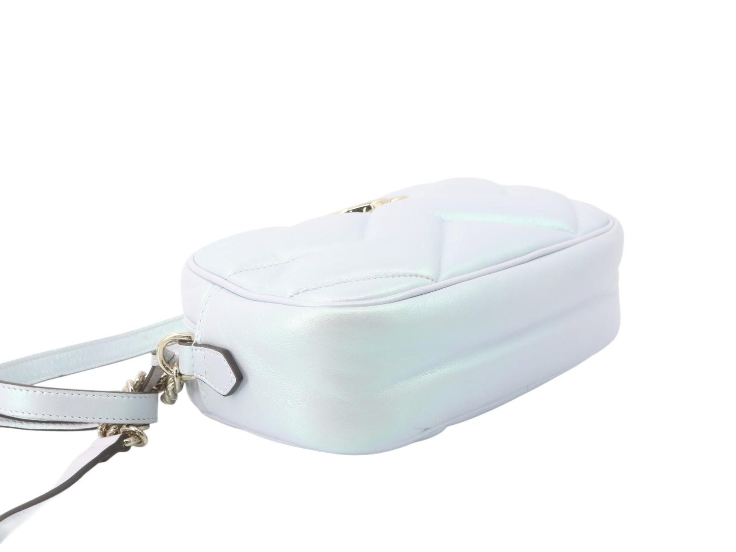 Bolso de hombro pequeño GG Marmont con cadena Gucci Iridescent Nappa Chevron Matelasse, color azul claro nieve iridiscente