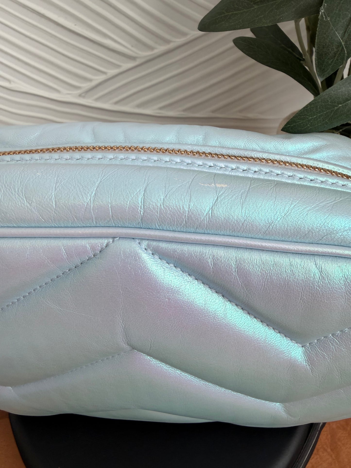 Bolso de hombro pequeño GG Marmont con cadena Gucci Iridescent Nappa Chevron Matelasse, color azul claro nieve iridiscente