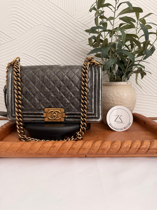Bolso Chanel Boy de piel de becerro metalizada agrietada y acolchada