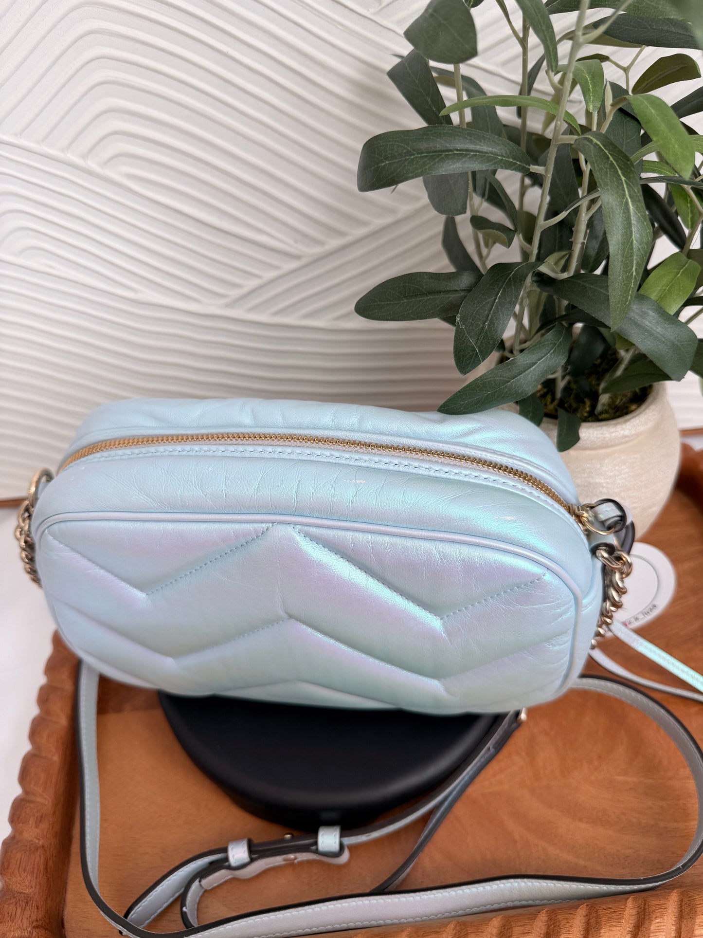 Bolso de hombro pequeño GG Marmont con cadena Gucci Iridescent Nappa Chevron Matelasse, color azul claro nieve iridiscente