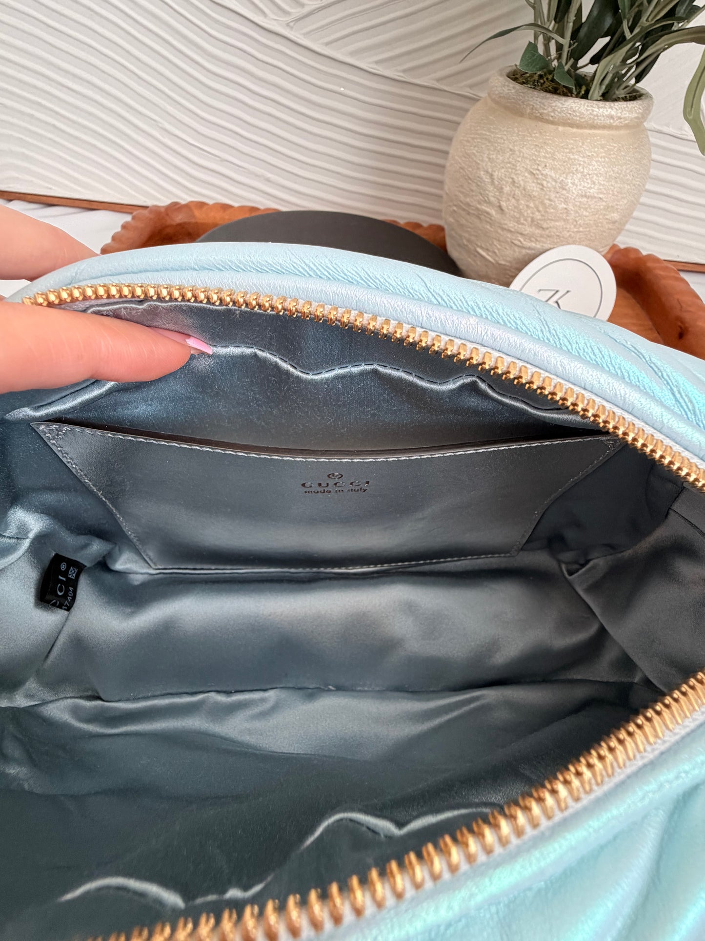 Bolso de hombro pequeño GG Marmont con cadena Gucci Iridescent Nappa Chevron Matelasse, color azul claro nieve iridiscente