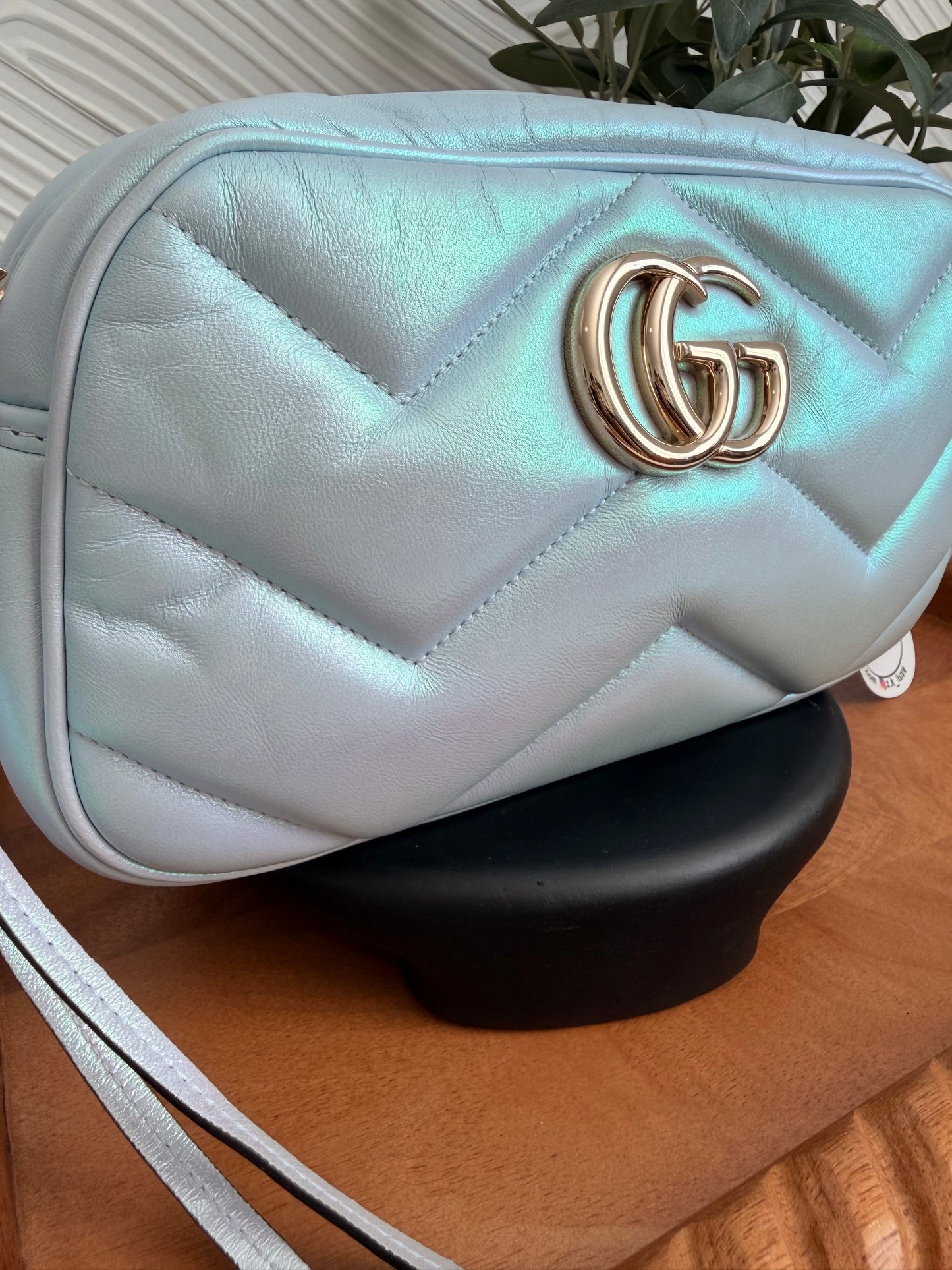Bolso de hombro pequeño GG Marmont con cadena Gucci Iridescent Nappa Chevron Matelasse, color azul claro nieve iridiscente