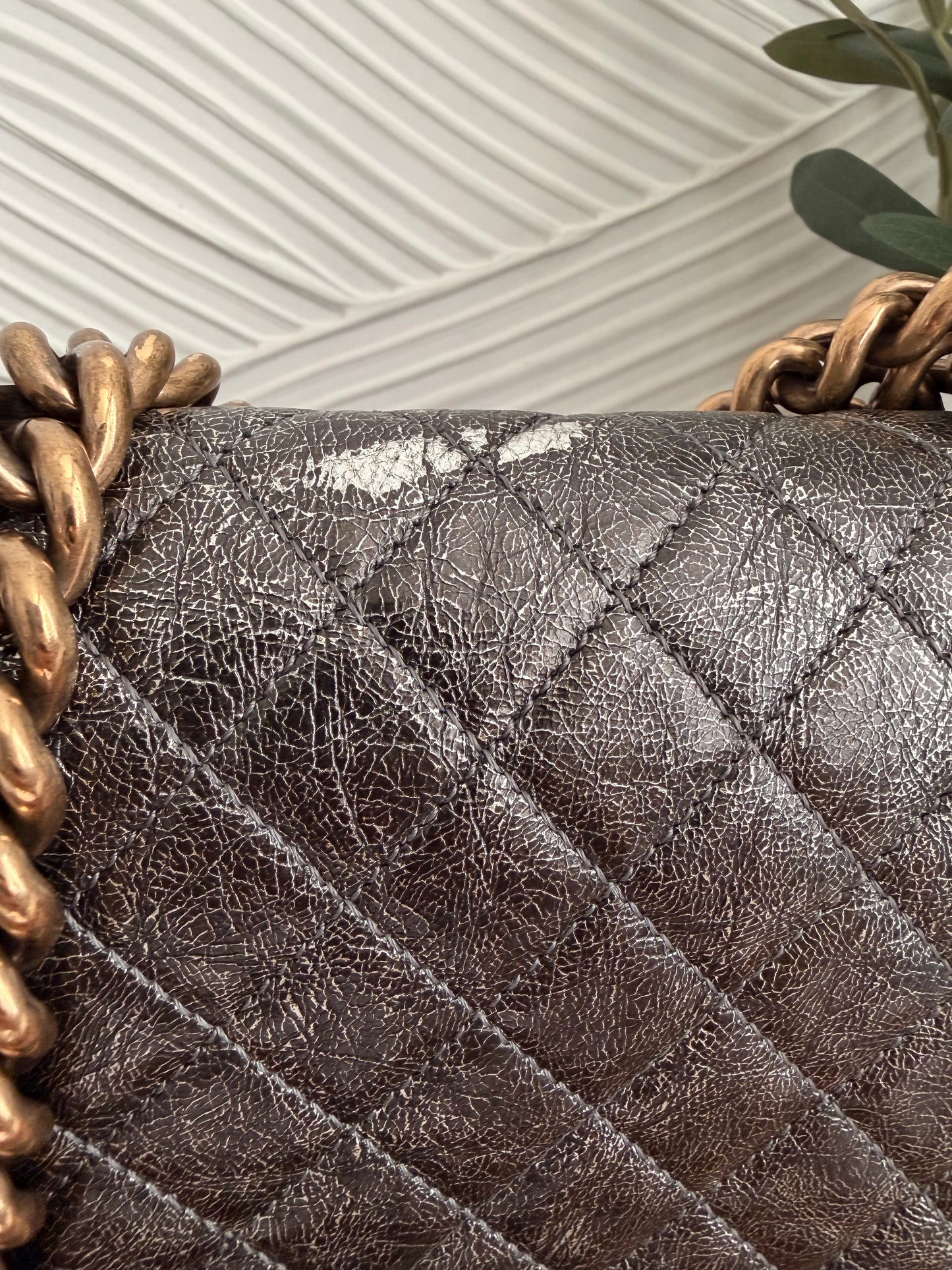 Bolso Chanel Boy de piel de becerro metalizada agrietada y acolchada