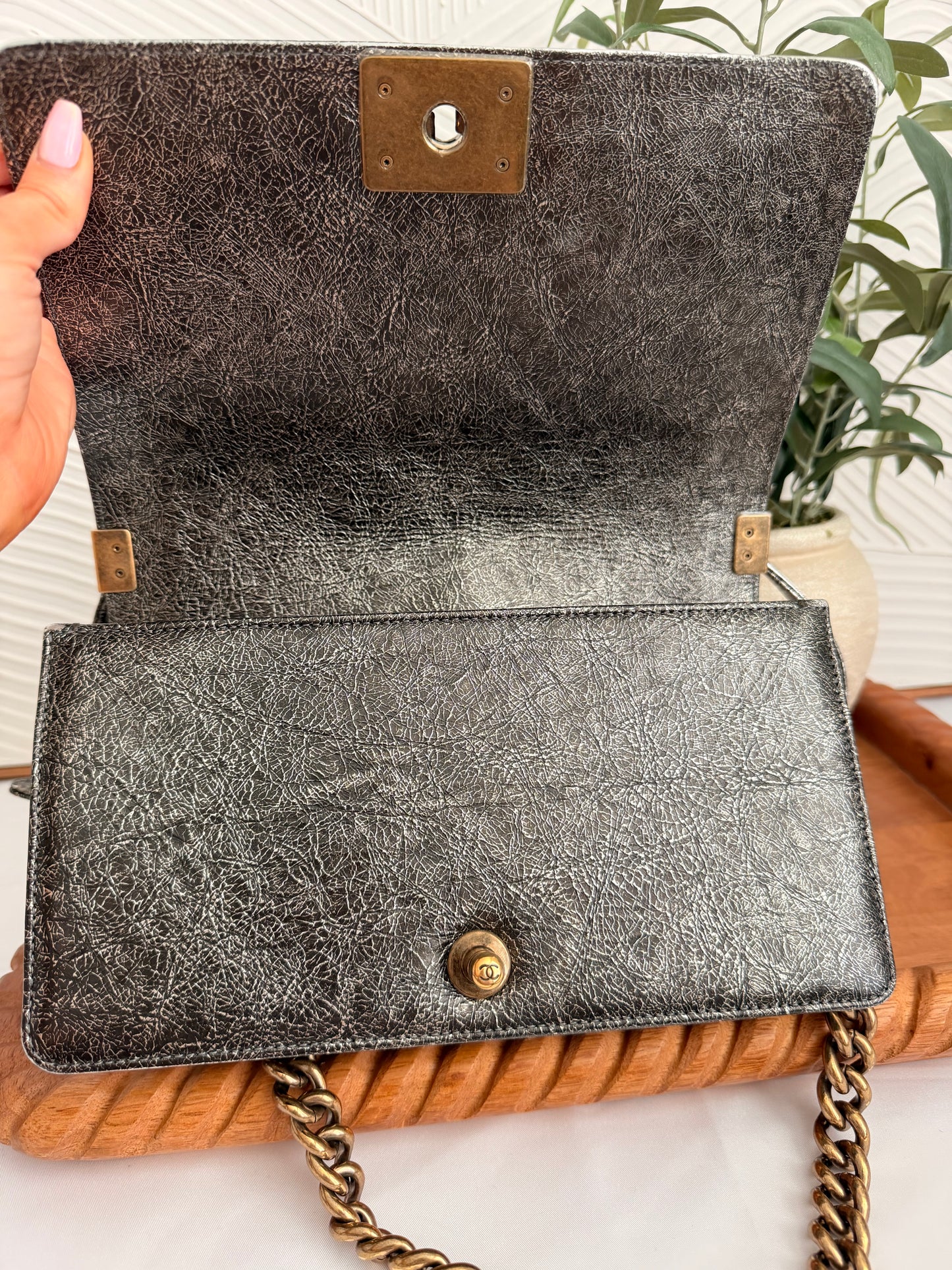 Bolso Chanel Boy de piel de becerro metalizada agrietada y acolchada