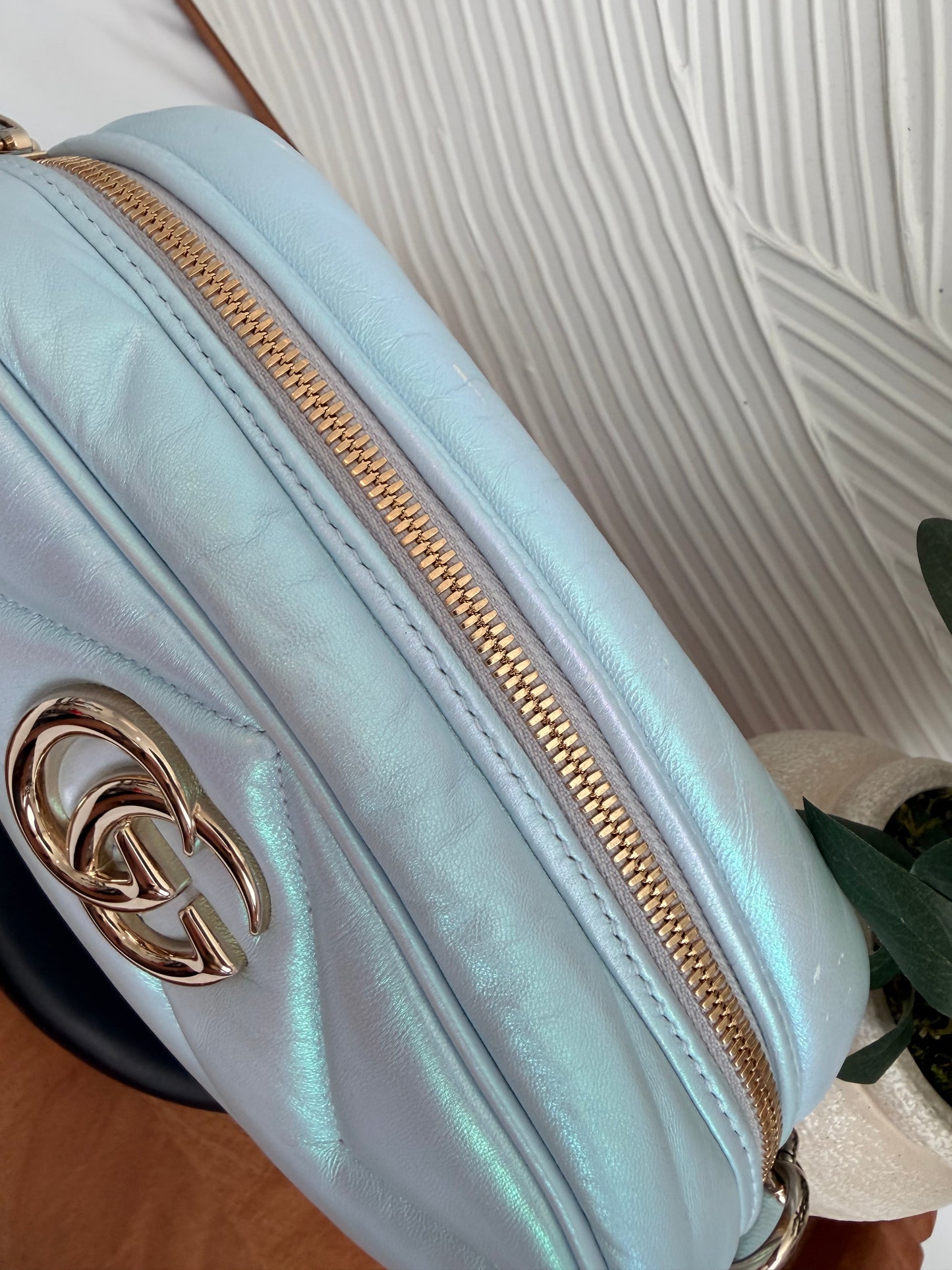 Bolso de hombro pequeño GG Marmont con cadena Gucci Iridescent Nappa Chevron Matelasse, color azul claro nieve iridiscente