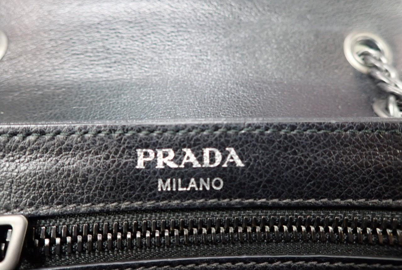 Bolso de hombro Prada Studded Glace
