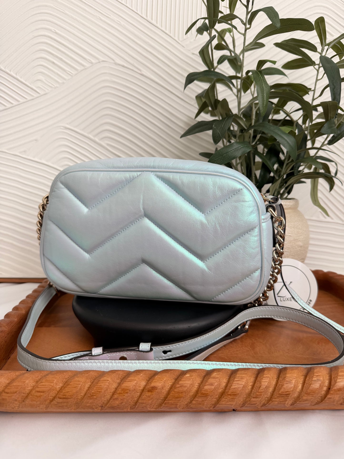 Bolso de hombro pequeño GG Marmont con cadena Gucci Iridescent Nappa Chevron Matelasse, color azul claro nieve iridiscente