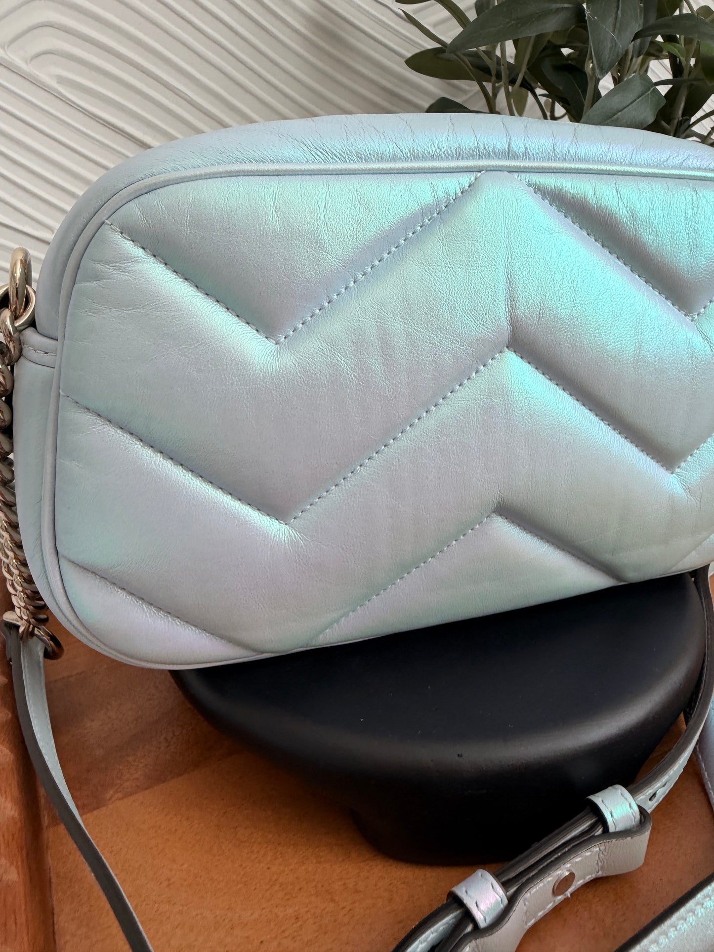 Bolso de hombro pequeño GG Marmont con cadena Gucci Iridescent Nappa Chevron Matelasse, color azul claro nieve iridiscente