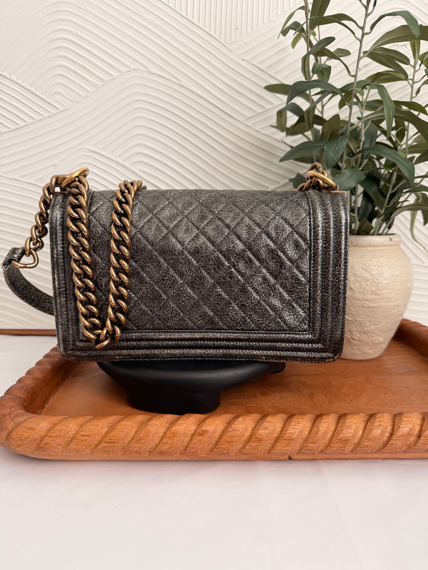 Bolso Chanel Boy de piel de becerro metalizada agrietada y acolchada