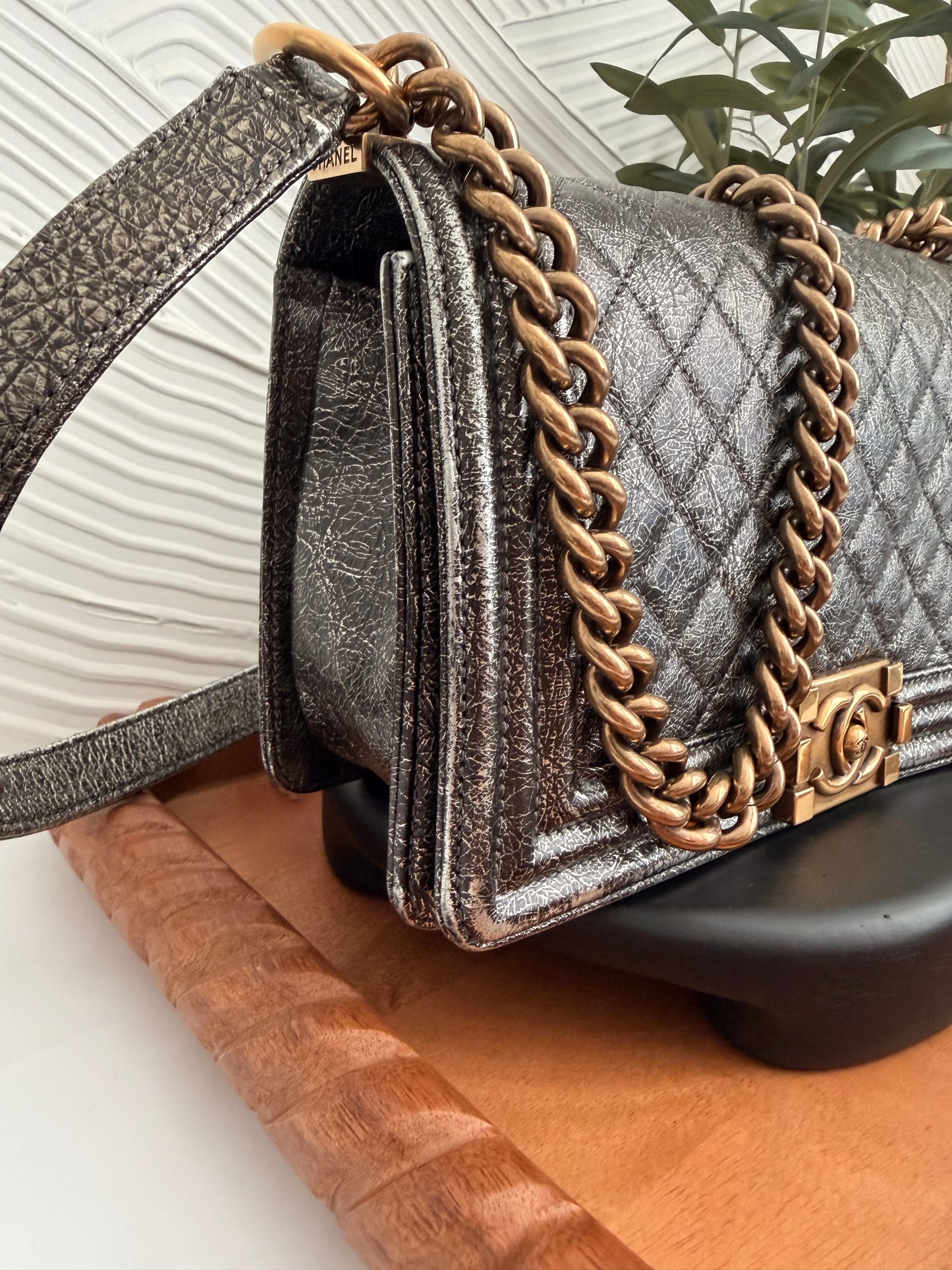 Bolso Chanel Boy de piel de becerro metalizada agrietada y acolchada