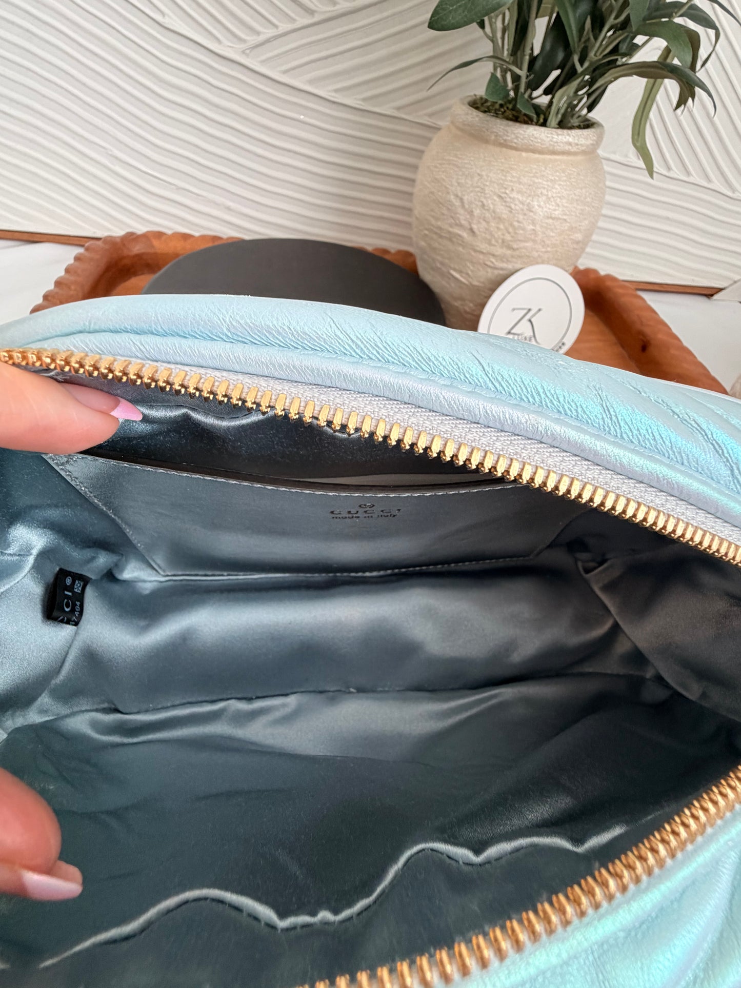 Bolso de hombro pequeño GG Marmont con cadena Gucci Iridescent Nappa Chevron Matelasse, color azul claro nieve iridiscente