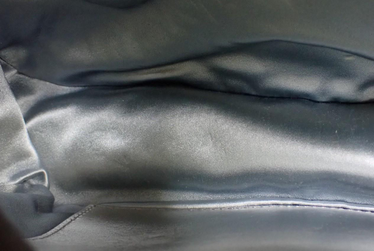 Bolso de hombro pequeño GG Marmont con cadena Gucci Iridescent Nappa Chevron Matelasse, color azul claro nieve iridiscente