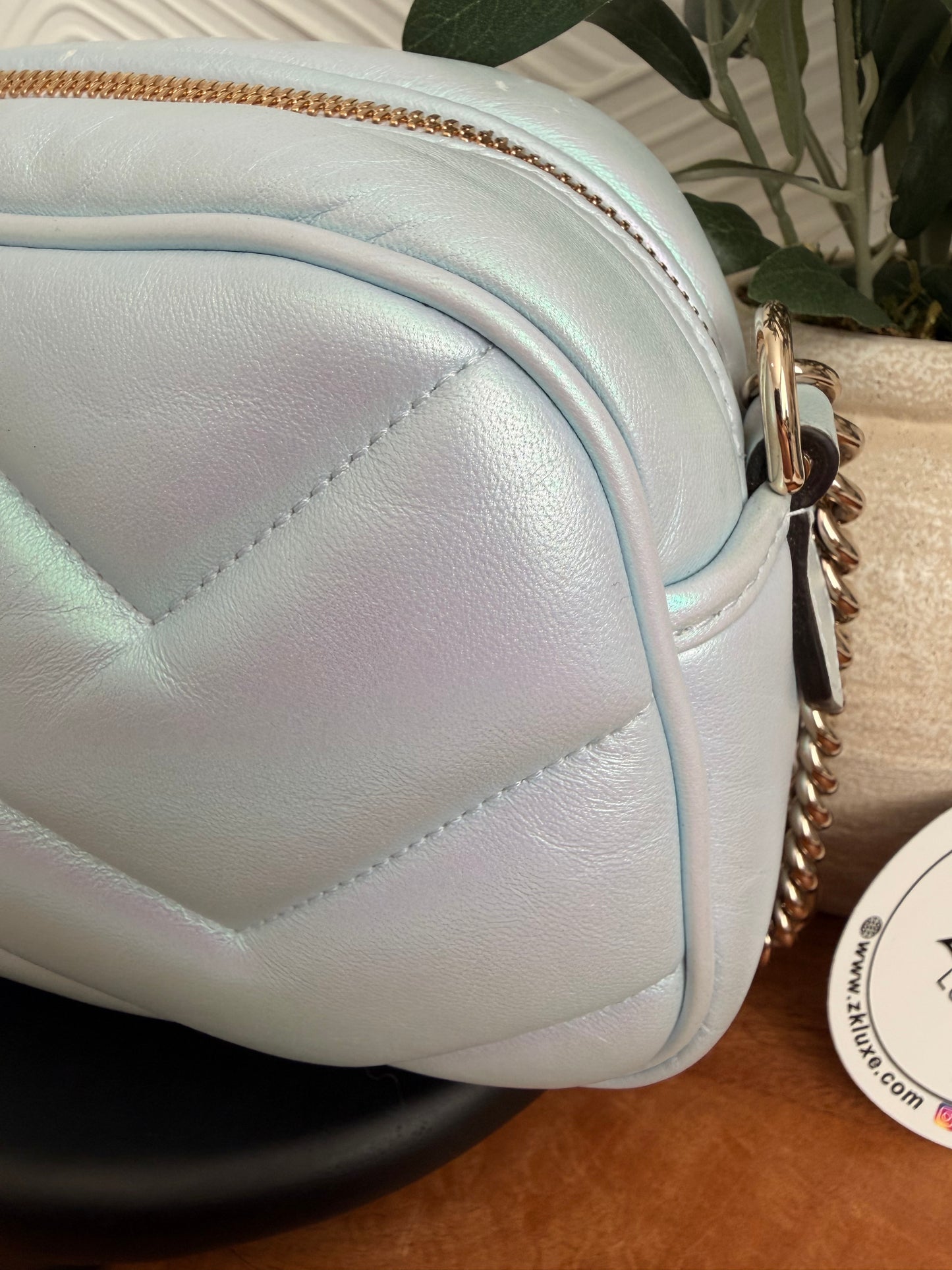 Bolso de hombro pequeño GG Marmont con cadena Gucci Iridescent Nappa Chevron Matelasse, color azul claro nieve iridiscente