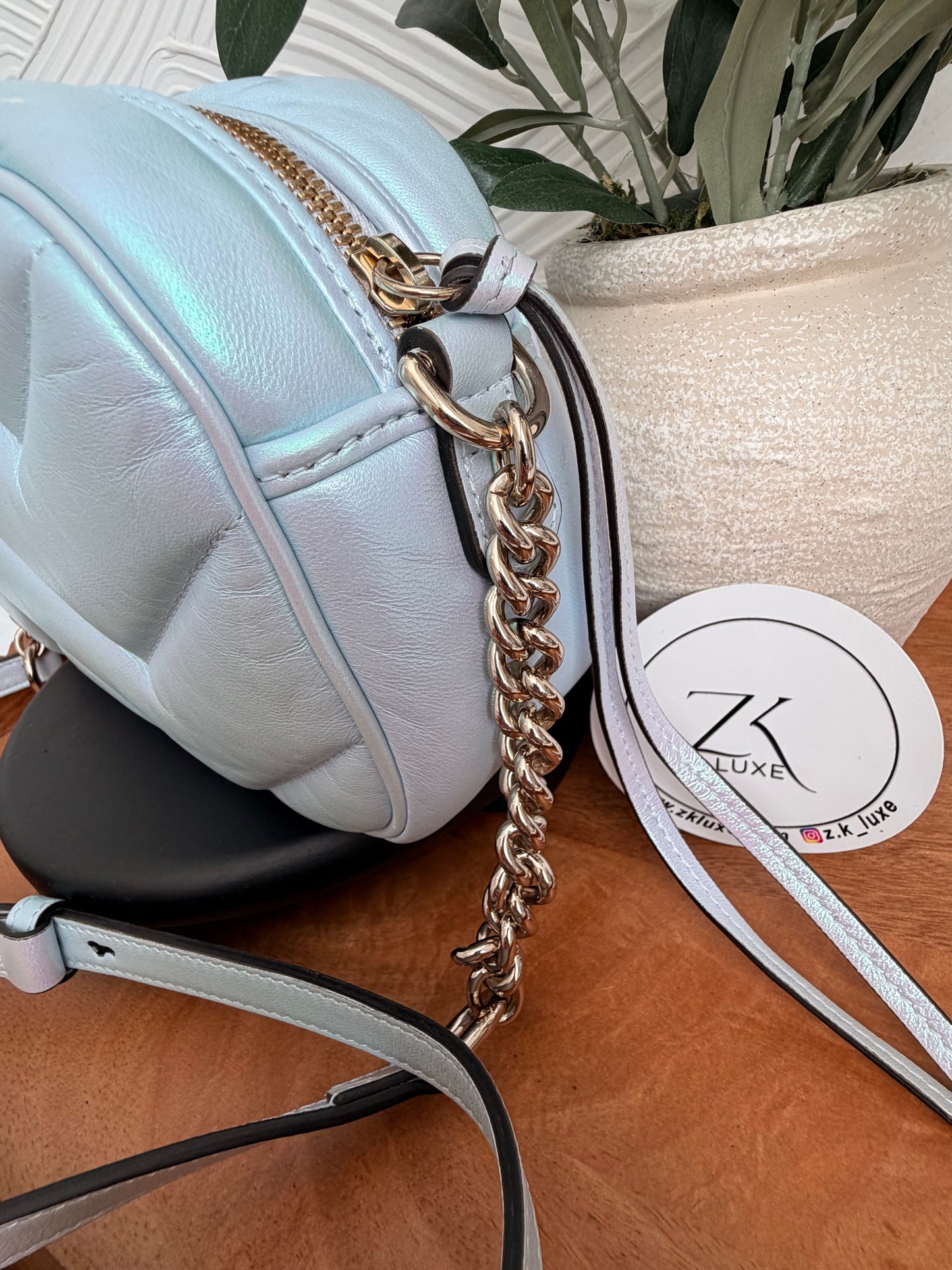 Bolso de hombro pequeño GG Marmont con cadena Gucci Iridescent Nappa Chevron Matelasse, color azul claro nieve iridiscente