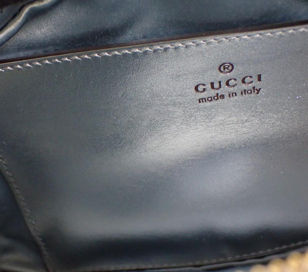 Bolso de hombro pequeño GG Marmont con cadena Gucci Iridescent Nappa Chevron Matelasse, color azul claro nieve iridiscente