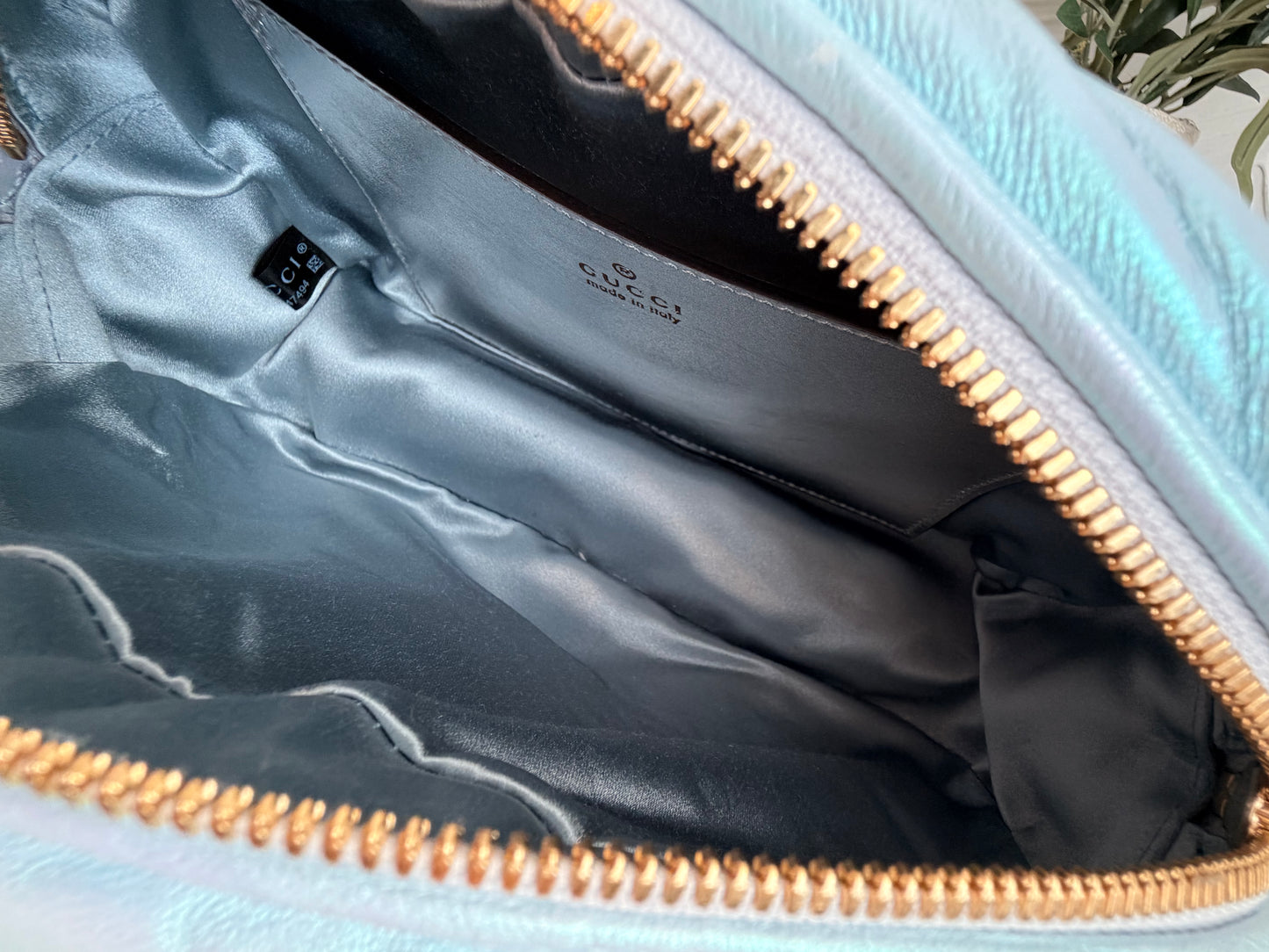 Bolso de hombro pequeño GG Marmont con cadena Gucci Iridescent Nappa Chevron Matelasse, color azul claro nieve iridiscente