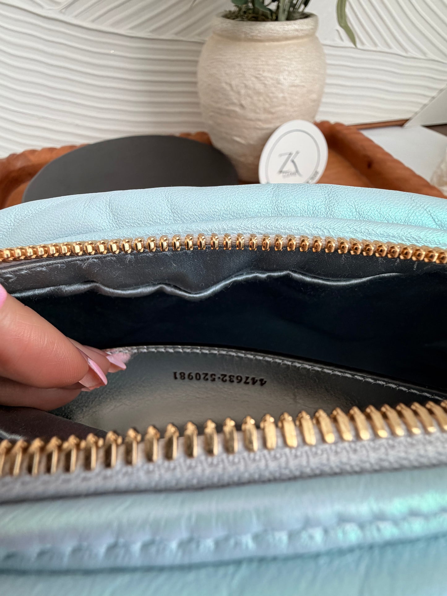 Bolso de hombro pequeño GG Marmont con cadena Gucci Iridescent Nappa Chevron Matelasse, color azul claro nieve iridiscente