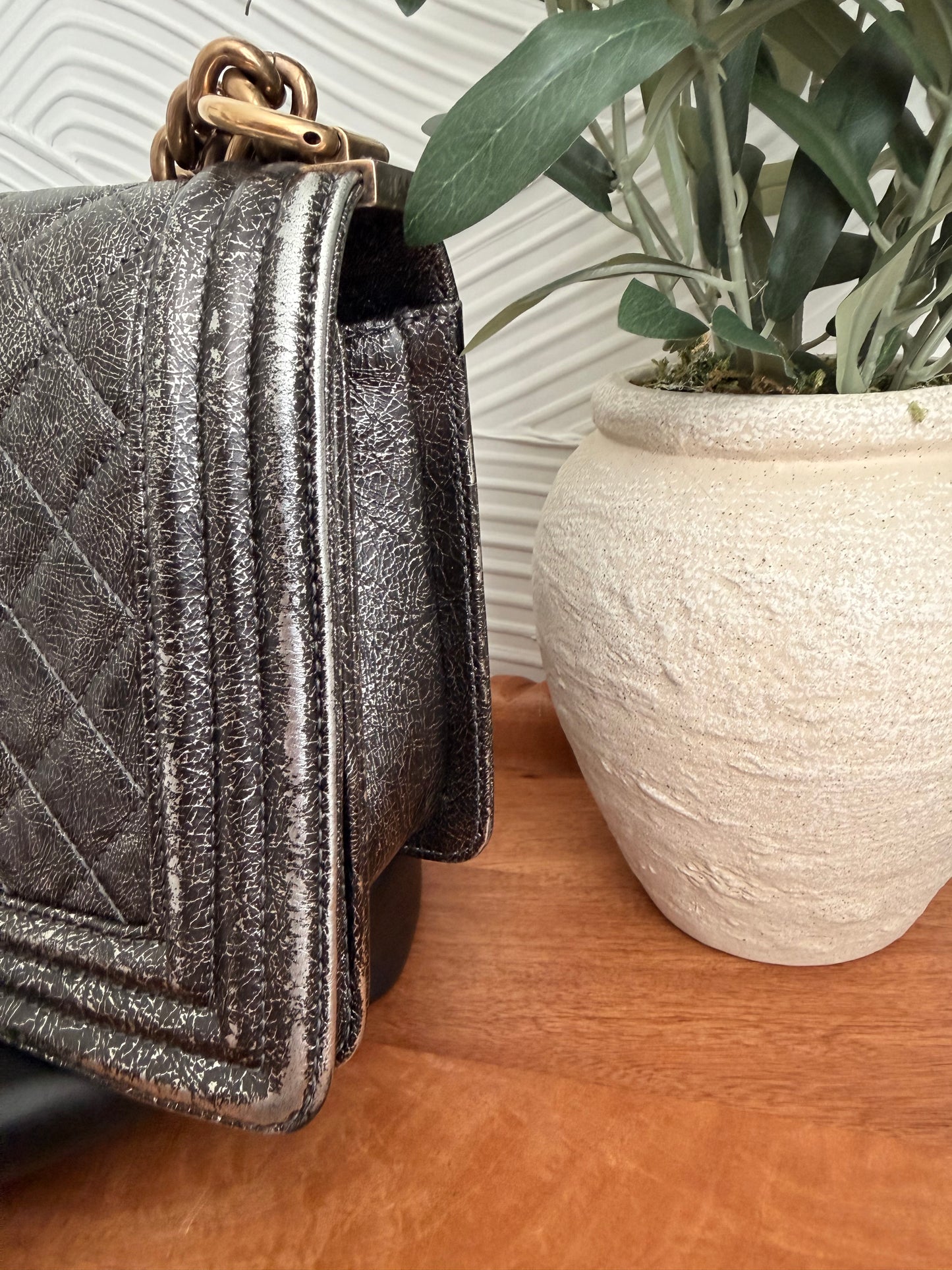 Bolso Chanel Boy de piel de becerro metalizada agrietada y acolchada