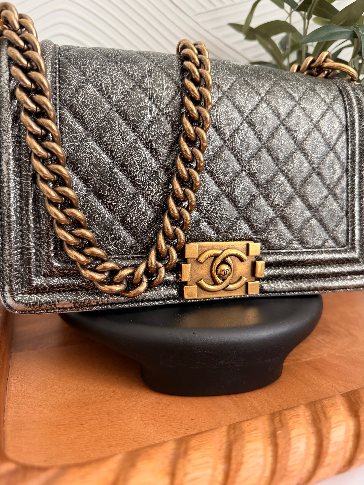Bolso Chanel Boy de piel de becerro metalizada agrietada y acolchada