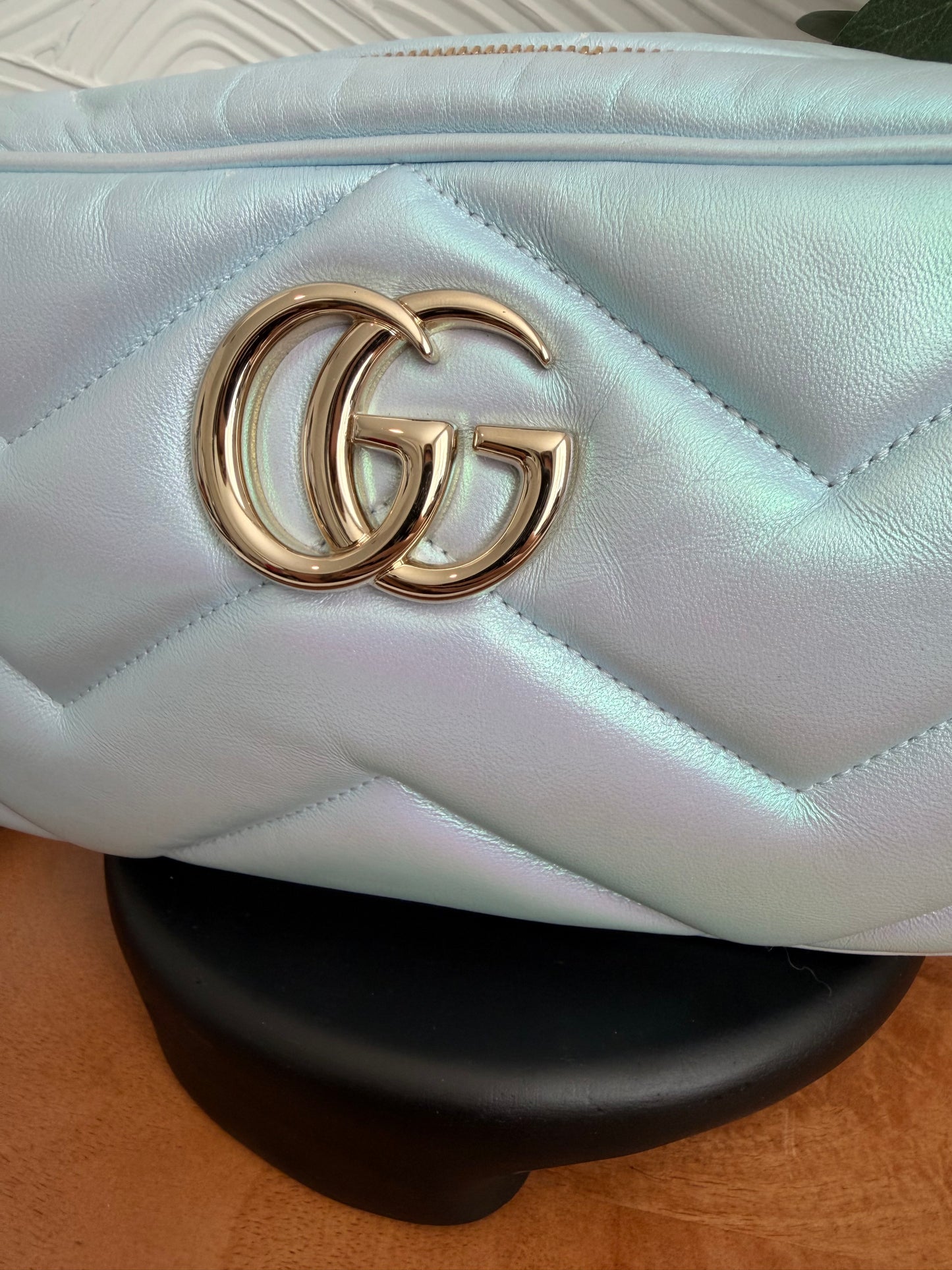 Bolso de hombro pequeño GG Marmont con cadena Gucci Iridescent Nappa Chevron Matelasse, color azul claro nieve iridiscente