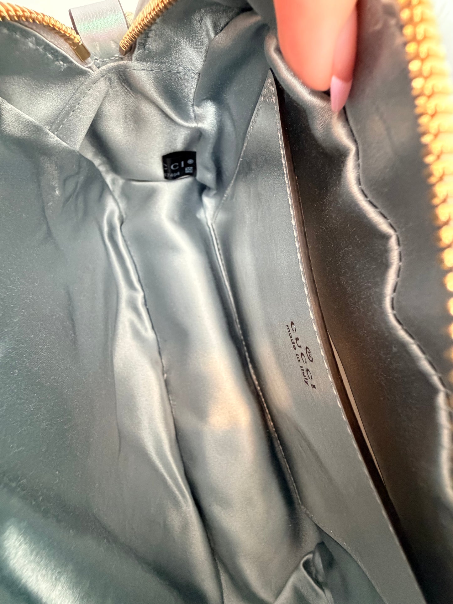 Bolso de hombro pequeño GG Marmont con cadena Gucci Iridescent Nappa Chevron Matelasse, color azul claro nieve iridiscente