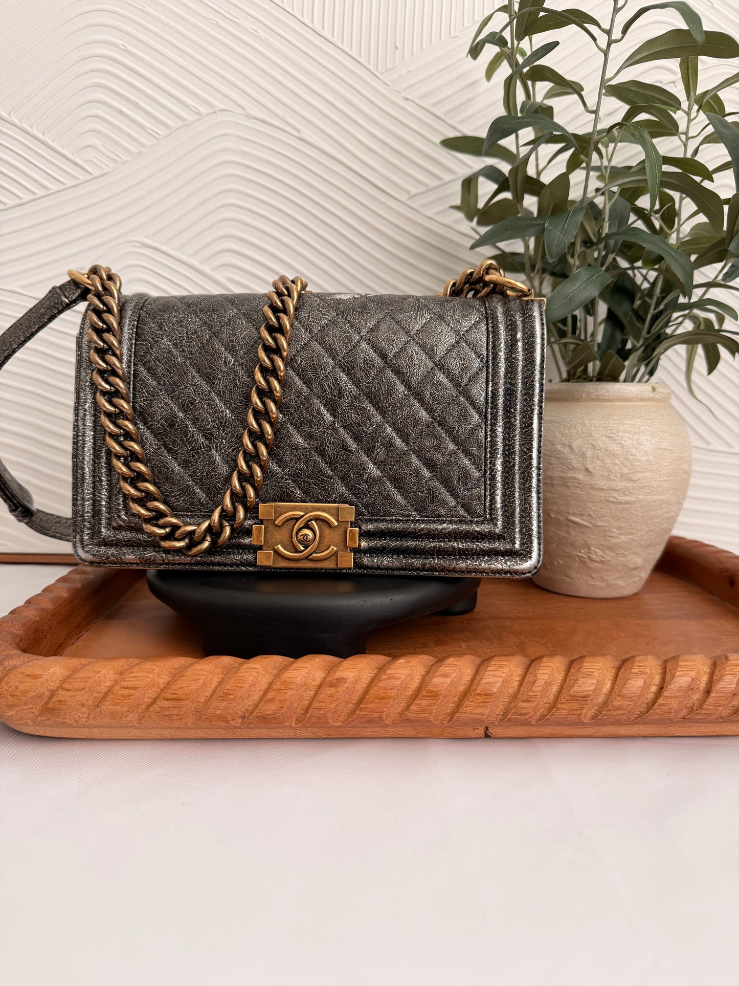 Bolso Chanel Boy de piel de becerro metalizada agrietada y acolchada