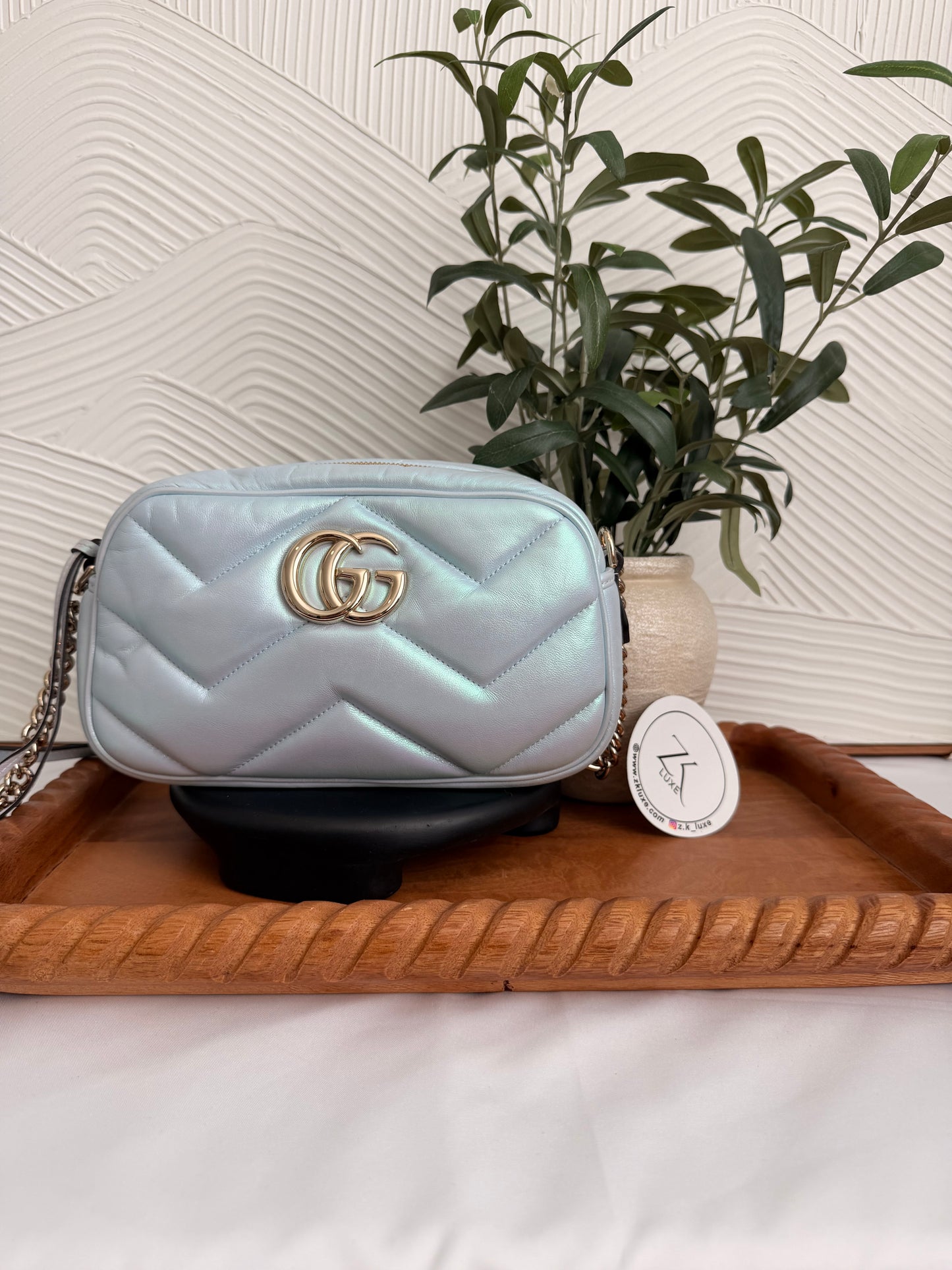 Bolso de hombro pequeño GG Marmont con cadena Gucci Iridescent Nappa Chevron Matelasse, color azul claro nieve iridiscente