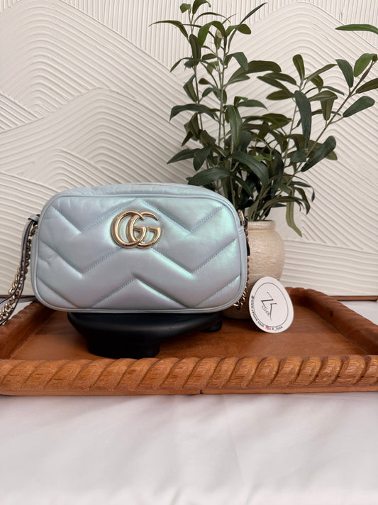 Bolso de hombro pequeño GG Marmont con cadena Gucci Iridescent Nappa Chevron Matelasse, color azul claro nieve iridiscente