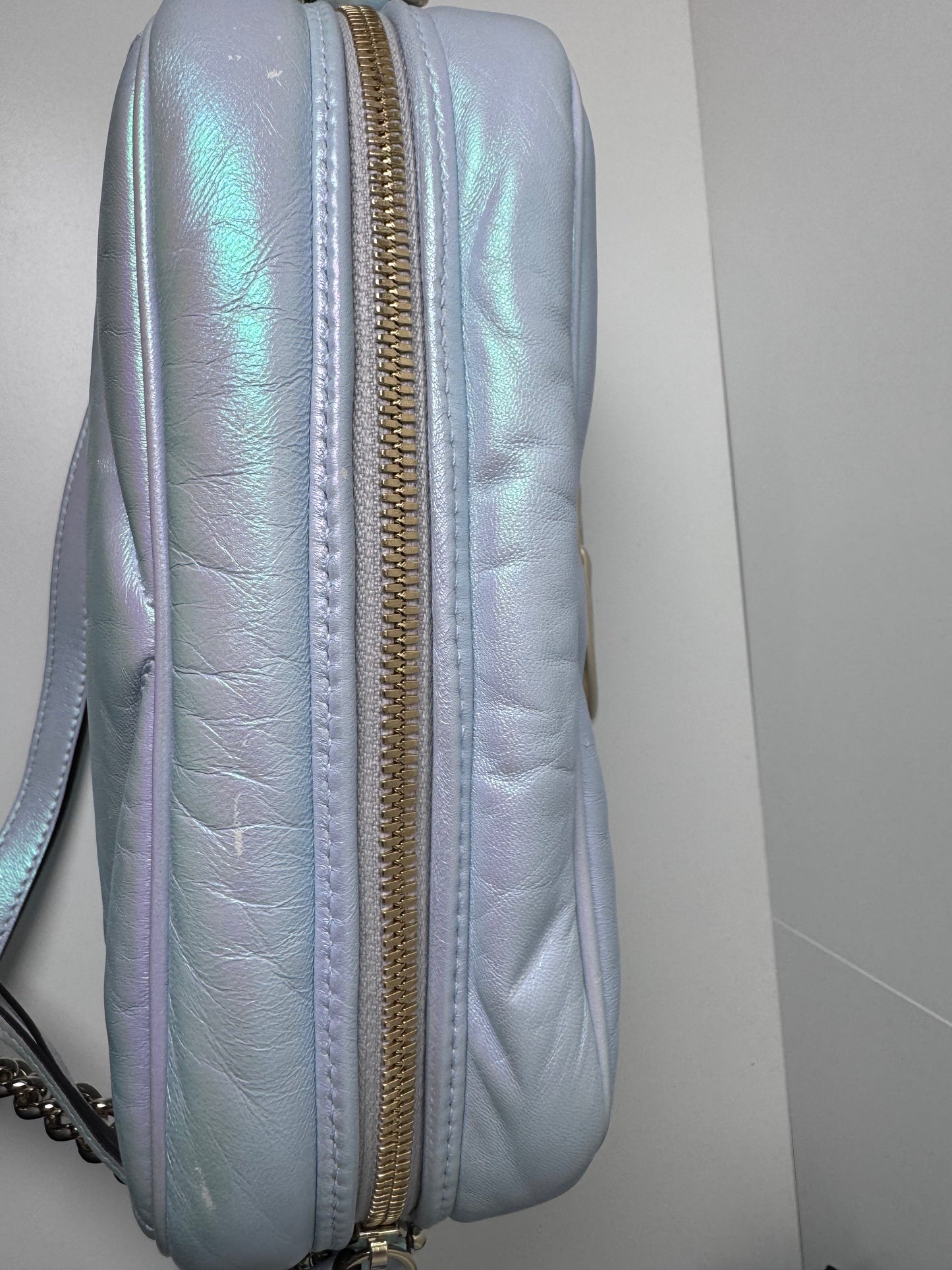 Bolso de hombro pequeño GG Marmont con cadena Gucci Iridescent Nappa Chevron Matelasse, color azul claro nieve iridiscente